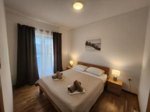 ein Schlafzimmer mit einem Bett mit zwei Handtüchern darauf in der Unterkunft Vila Mara in Trogir