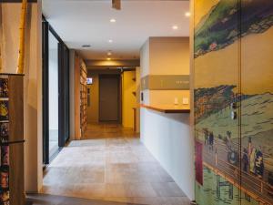 京都的住宿－Giappo Franca Kyoto，墙上挂有画的走廊