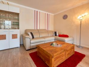 ein Wohnzimmer mit einem Sofa und einem Couchtisch in der Unterkunft Haus "Concordia" - WG 1 "Göhren" mit seitlichem Meerblick in Binz