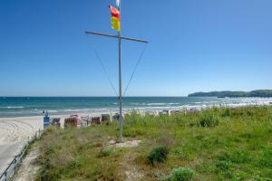 eine Stange mit einer Flagge am Strand in der Unterkunft Haus "Concordia" - WG 1 "Göhren" mit seitlichem Meerblick in Binz