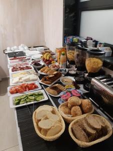 una mesa con muchos tipos diferentes de comida en ella en Hotel Boutique 5 en Sofía