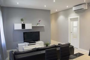 TV a/nebo společenská místnost v ubytování Apartamenticos Plaza Las Armas