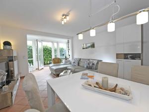 a kitchen and a living room with a white table at Haus "Concordia" F512 - WG 02 "Seedorf" mit Terrasse, strandnah in Binz
