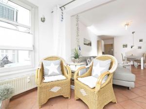 Ein Sitzbereich in der Unterkunft Haus "Concordia" in Binz - WG 02 "Seedorf" mit Terrasse, strandnah