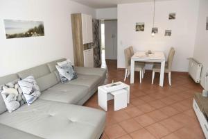 Ein Sitzbereich in der Unterkunft Haus "Concordia" in Binz - WG 02 "Seedorf" mit Terrasse, strandnah