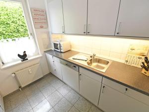 Küche/Küchenzeile in der Unterkunft Haus "Concordia" in Binz - WG 02 "Seedorf" mit Terrasse, strandnah