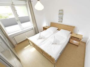 Ein Bett oder Betten in einem Zimmer der Unterkunft Haus "Concordia" in Binz - WG 02 "Seedorf" mit Terrasse, strandnah
