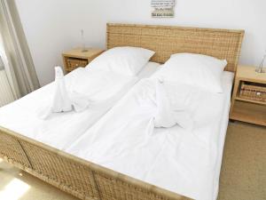 Ein Bett oder Betten in einem Zimmer der Unterkunft Haus "Concordia" in Binz - WG 02 "Seedorf" mit Terrasse, strandnah