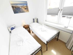Ein Bett oder Betten in einem Zimmer der Unterkunft Haus "Concordia" in Binz - WG 02 "Seedorf" mit Terrasse, strandnah