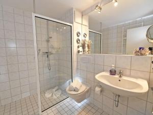 Ein Badezimmer in der Unterkunft Haus "Concordia" in Binz - WG 02 "Seedorf" mit Terrasse, strandnah