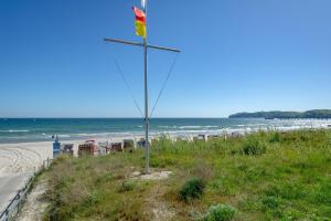 eine Stange mit einer Flagge am Strand in der Unterkunft Haus "Concordia" in Binz - WG 02 "Seedorf" mit Terrasse, strandnah in Binz