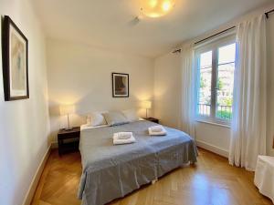 ein Schlafzimmer mit einem Bett mit zwei Handtüchern darauf in der Unterkunft Very nice apartment close to the lake in Lausanne