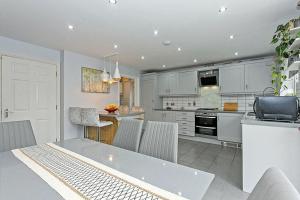 Virtuve vai virtuves zona naktsmītnē 5 Bedroom House Great For Contractors Leisure Stays & Relocation By AV Stays Kent