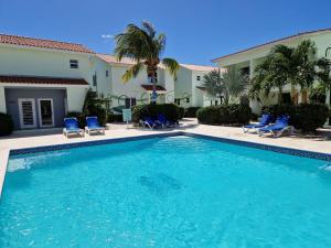 uma piscina em frente a uma casa em Apartment "Always SUNday", Lagoon Ocean Resort em Lagun