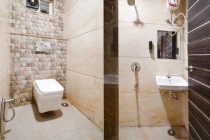 La salle de bains est pourvue de toilettes et d'un lavabo. dans l'établissement FabHotel Shree Ram Palace, à Indore