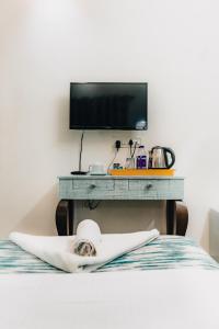 Postel nebo postele na pokoji v ubytování Safarnama Varanasi - A Boutique B&B