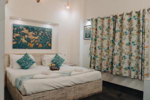 Postel nebo postele na pokoji v ubytování Safarnama Varanasi - A Boutique B&B