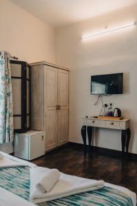 Postel nebo postele na pokoji v ubytování Safarnama Varanasi - A Boutique B&B
