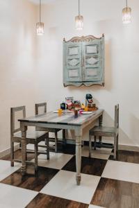 een eetkamer met een houten tafel en stoelen bij Safarnama Varanasi A Boutique B&B in Varanasi