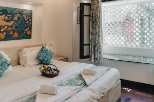 Postel nebo postele na pokoji v ubytování Safarnama Varanasi - A Boutique B&B