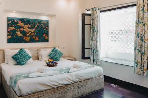 Postel nebo postele na pokoji v ubytování Safarnama Varanasi - A Boutique B&B