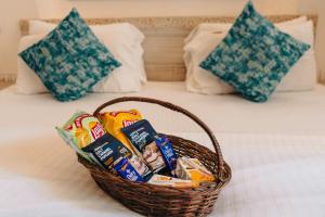 Postel nebo postele na pokoji v ubytování Safarnama Varanasi - A Boutique B&B