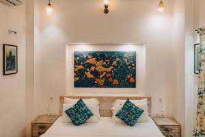 Postel nebo postele na pokoji v ubytování Safarnama Varanasi - A Boutique B&B