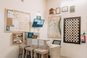 Una televisión o centro de entretenimiento en Safarnama Varanasi - A Boutique B&B