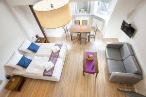 Emaus Apartments في كراكوف: إطلالة علوية لغرفة معيشة وغرفة طعام