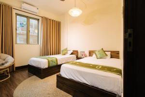 Postel nebo postele na pokoji v ubytování Duplex sky Garden & couple Hottub by SSens Homes