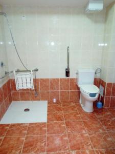uma casa de banho com um WC e um chuveiro em Family Hotel Pagus - All Inclusive em Pag