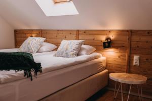 a bedroom with a bed with a wooden wall at Dzikowiejsko in Bardo