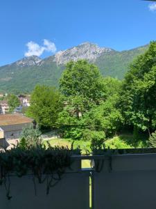 Panoramahaus App 4086 في باد رايشنهال: بلكونه مطله على الجبال والاشجار +4 صور