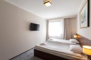 Gulta vai gultas numurā naktsmītnē Hit Hotel