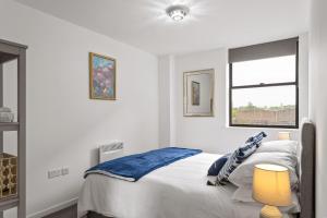 una camera bianca con un letto e una finestra di Modern Apartment Private Parking Central Taunton a Taunton