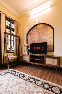 TV a/nebo společenská místnost v ubytování Duplex sky Garden & couple Hottub by SSens Homes