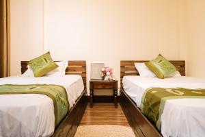 Postel nebo postele na pokoji v ubytování Duplex sky Garden & couple Hottub by SSens Homes + 41 fotografií