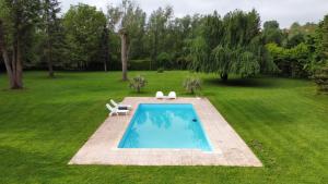Basen w obiekcie Escapade Romantique en Chalet Nature, Calme et Douceur au Bord de Marne lub w pobliżu