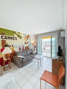 salon z kanapą i stołem w obiekcie Général Ferrié 3 pcs AR Croisette Martinez by Olam Properties w Cannes