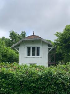 Ogród w obiekcie Escapade Romantique en Chalet Nature, Calme et Douceur au Bord de Marne