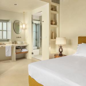una camera con letto bianco e bagno di Teresa Spetses a Spetses