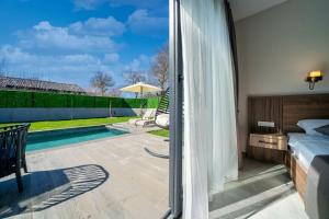 Hồ bơi trong/gần Villa Alicia