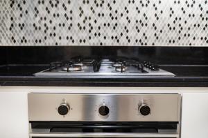 Una cocina o kitchenette en Paramount Midtown Hotel, Burj Khalifa Views
