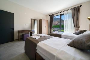 Giường trong phòng chung tại Villa Alicia