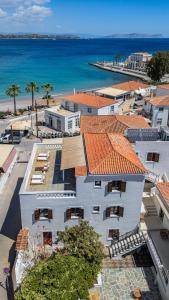 - une vue aérienne sur un bâtiment et l'océan dans l'établissement Teresa Spetses, à Spetses