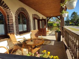 eine Terrasse mit einem Tisch und Stühlen auf einer Veranda in der Unterkunft Ferienwohnung AM SPREEUFER in Hangelsberg