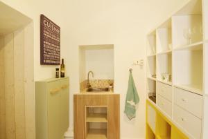 una pequeña cocina con fregadero y encimera en Clementine - Private Studio 50m from Centre Ville, en Lauris