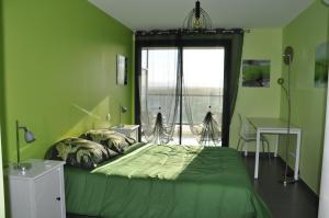 カネ・アン・ルシヨンにあるAlbatrosの緑のベッドルーム(ベッド1台、窓付)