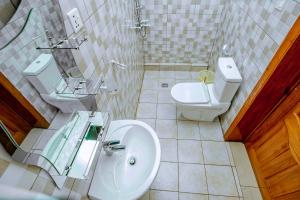een badkamer met een wastafel en een toilet bij Kigali Wings Apartment 4 in Kigali
