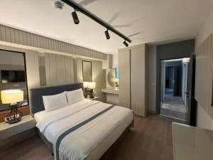 1 dormitorio con 1 cama blanca grande en una habitación en relaxinn marmaris, en İçmeler